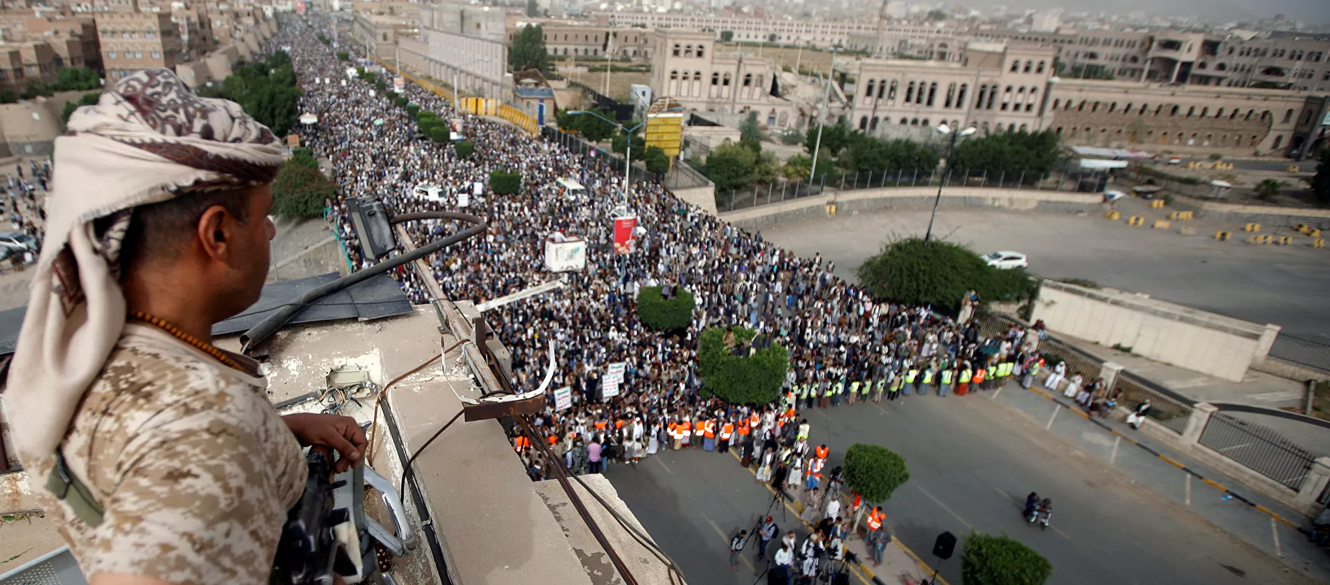 أحد عناصر انصار الله  يقوم بتأمين مظاهرة تندد بالقصف على الحديدة من قبل التحالف العربي - سبوتنيك عربي, 1920, 14.07.2021
