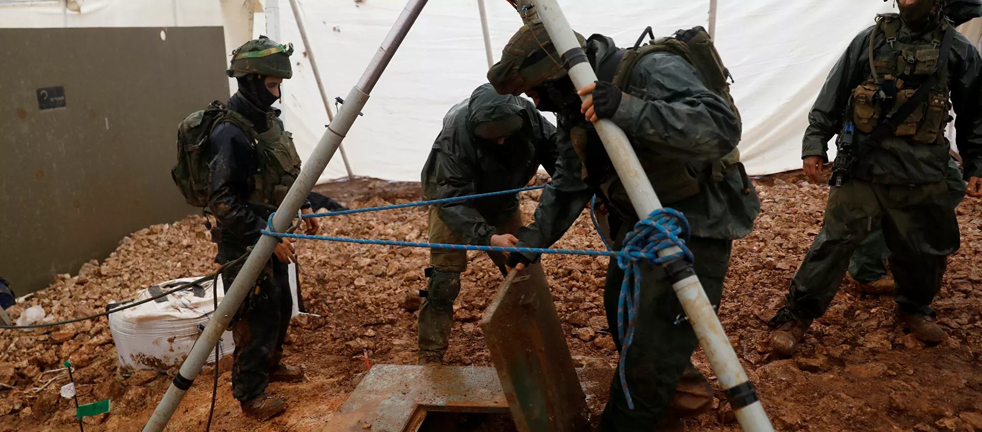 جنود إسرائيليون يرفعون غطاء فتحة حفرتها إسرائيل إلى نفق عبر الحدود حُفر من لبنان إلى إسرائيل كما يُرى على الجانب الإسرائيلي من الحدود - سبوتنيك عربي, 1920, 04.03.2021
