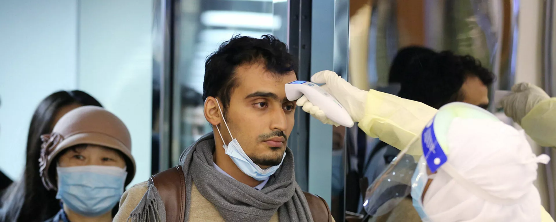 ركاب قادمون من الصين إلى السعودية ووزارة الصحة السعودية تقوم بالكشف عليهم في المطار بسبب فيروس كورونا - سبوتنيك عربي, 1920, 18.04.2021