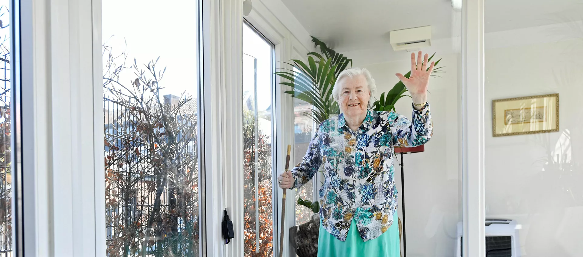 امرأة في مركز رعاية المسنين المصابين بالخرف في منزل زجاجي مصنوع بشكل خاص ضد الشعور بالوحدة بسبب حظر الزيارة بسبب مرض فيروس كورونا في فاسينار في هولندا - سبوتنيك عربي, 1920, 26.06.2021