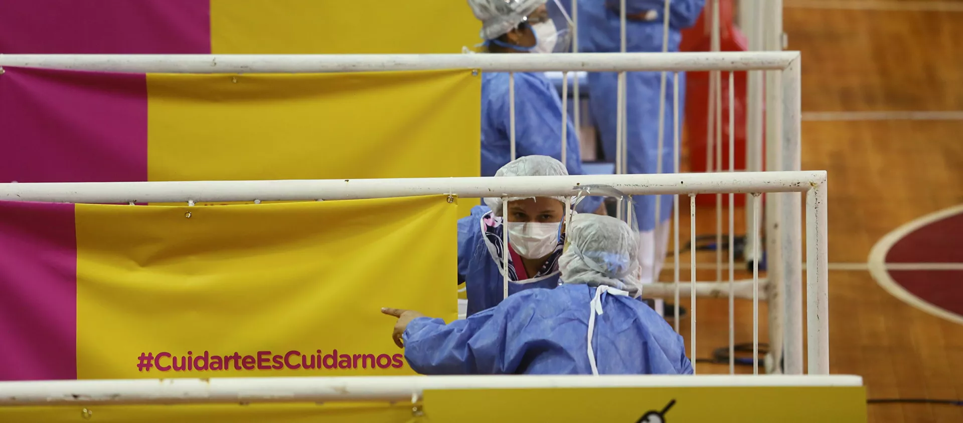 عمال الرعاية الصحية ينتظرون تسليم جرعات من لقاح سبوتنيك V الروسي ضد مرض فيروس كورونا (كوفيد-19) في ملعب لكرة السلة في ملعب ريفر بليت، في بوينس آيرس، الأرجنتين في 3 فبراير 2021 - سبوتنيك عربي, 1920, 15.07.2021