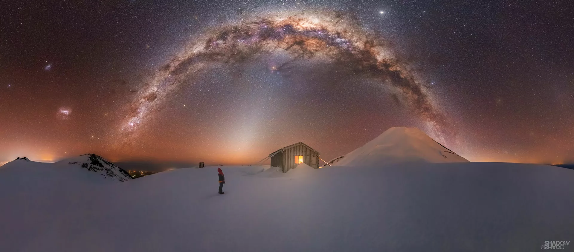 صورة بعنوان جبل تاراناكي (الواقع على الساحل الغربي من الجزيرة الشمالية لنيوزيلندا)، للمصور لارين راي، الحاصلة على جائزة مسابقة تصوير مجرة درب التبانة لعام 2021 - سبوتنيك عربي, 1920, 13.07.2021