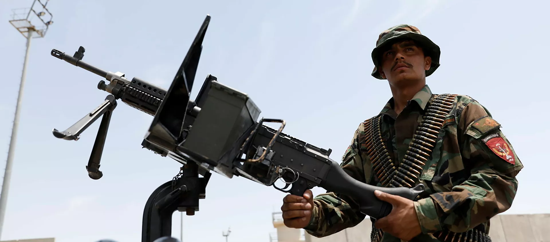 جندي تابع لقوات الأمن الأفغانية على متن مركبة عسكرية بمدينة باغرام في أفغانستان إثر انسحاب القوات الأمريكية منها. - سبوتنيك عربي, 1920, 16.07.2021