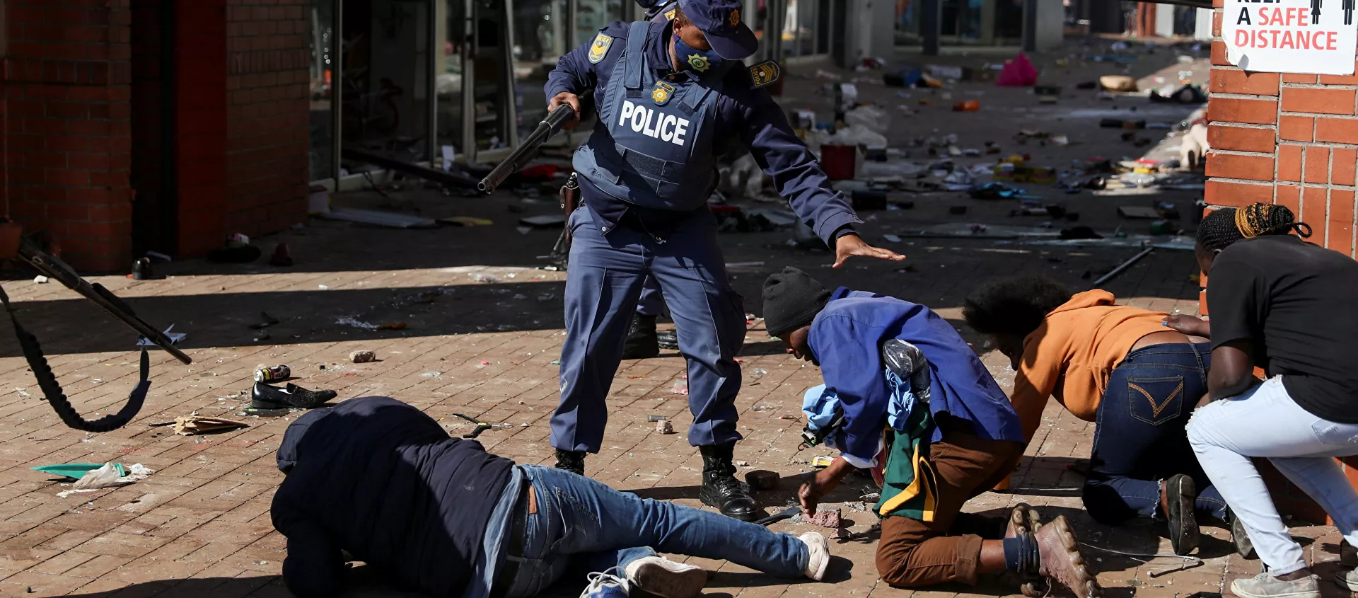 قوات الدفاع الوطني تنتشر في شوارع جوهانسبرغ بعد انتشار أعمال العنف في أعقاب تنفيذ الحكم بالسجن على الرئيس السابق جاكوب زوما، جنوب أفريقيا، 12 يوليو 2021 - سبوتنيك عربي, 1920, 15.07.2021