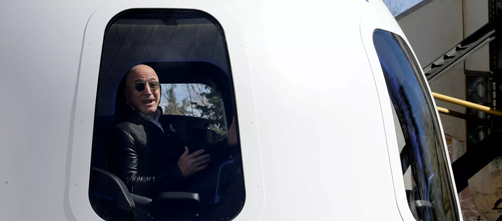 الملياردير الأمريكي، جيف بيزوس، داخل مركبته التي يستعد للانطلاق بها إلى الفضاء - سبوتنيك عربي, 1920, 13.07.2021