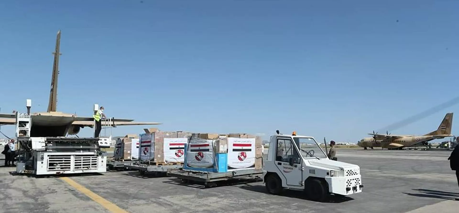 وصول طائرات عسكرية مصرية محملة بمساعدات طبية لمطار تونس قرطاج الدولي - سبوتنيك عربي, 1920, 14.07.2021