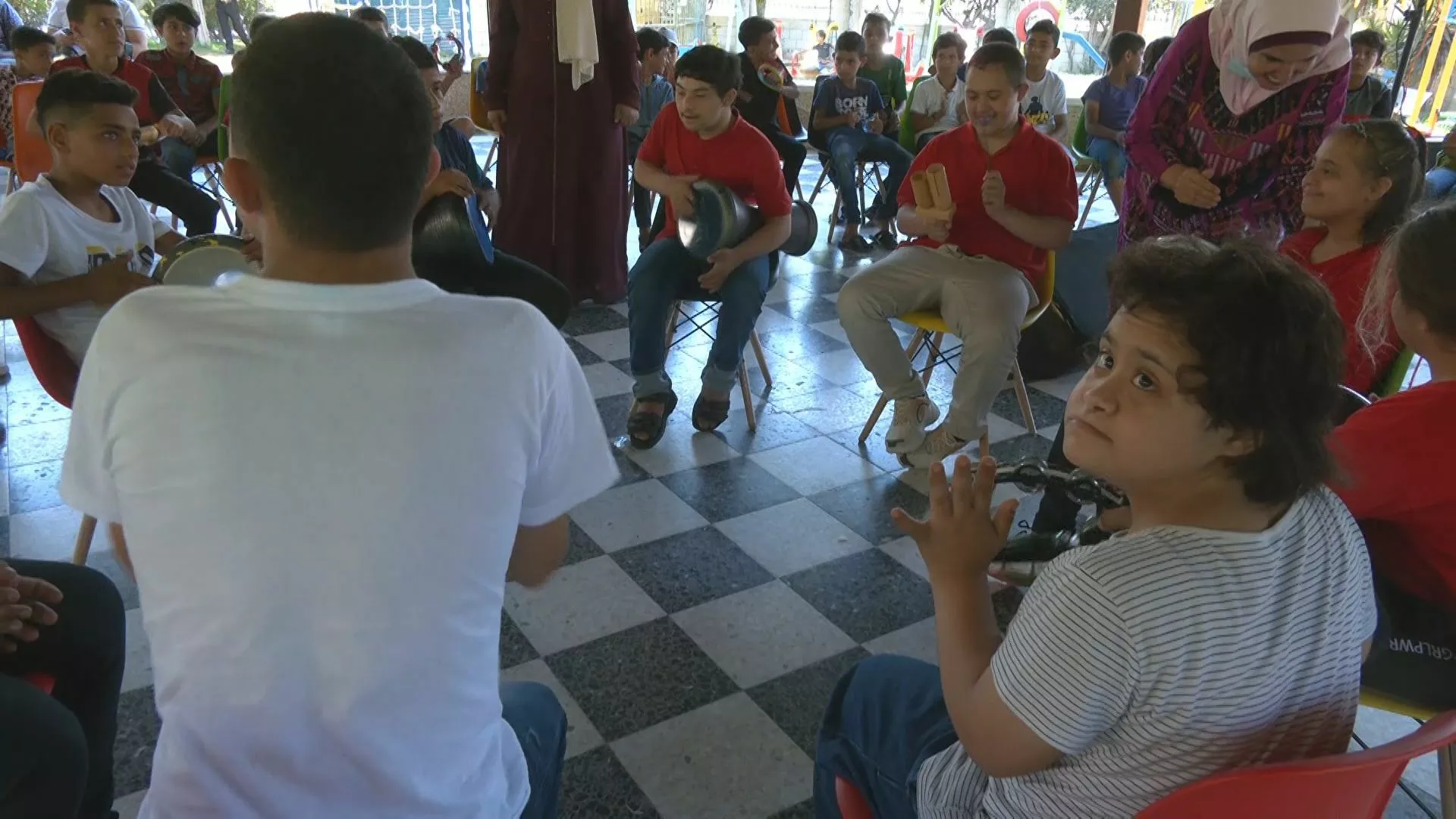 الموسيقى وسيلة للتفريغ النفسي عن الأطفال المصابين بمتلازمة داون والتوحد في قطاع غزة - سبوتنيك عربي, 1920, 19.07.2021