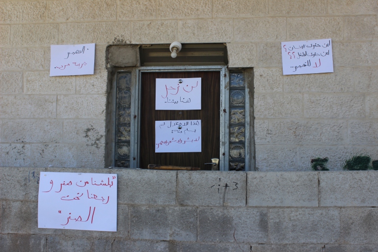 2-أسيل جندي، الطور، القدس، لافتات ثبتت على جدران البناية من الخارج رفضا للهدم والتهجير(الجزيرة نت)