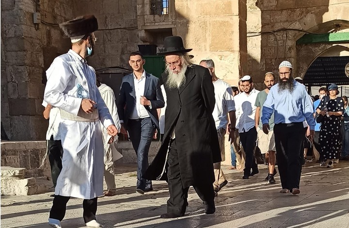 مستوطنون يقتحمون الأقصى وحالة توتر في القدس (شاهد)