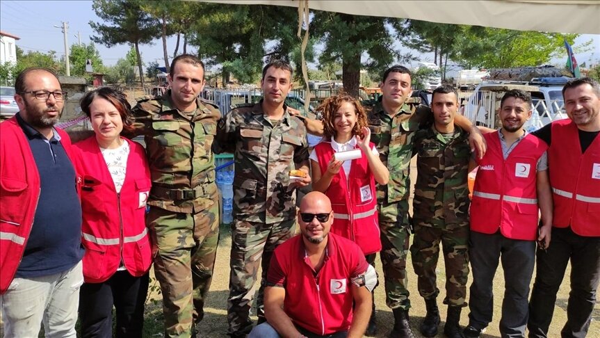 الهلال الأحمر التركي يفاجئ رجلي إطفاء أذربيجانيين بعيد الميلاد