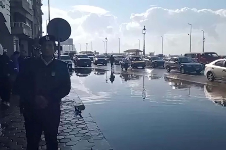 تضرر البنى التحتية بعدة مناطق في الإسكندرية نتيجة الأمطار الغزيرة