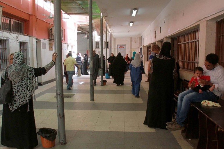 خوف بين المصريين من لقاحات كورونا/ إحدى المستشفيات الحكومية بمصر/ الجزيرة نت