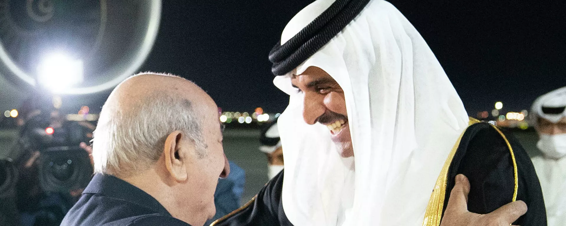 أمير قطر، الشيخ تميم بن حمد آل ثاني، يستقبل الرئيس الجزائري، عبد المجيد تبون، في مطار حمد الدولي في الدوحة، قطر، 19 فبراير/ شباط 2022 - سبوتنيك عربي, 1920, 21.02.2022