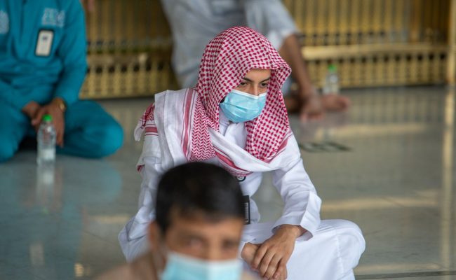 حكم اقامة الرجل من مجلسه