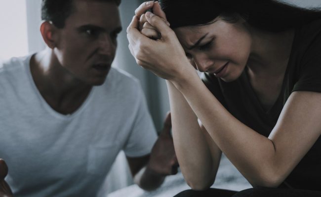 حكم طرد الزوج لزوجته من البيت