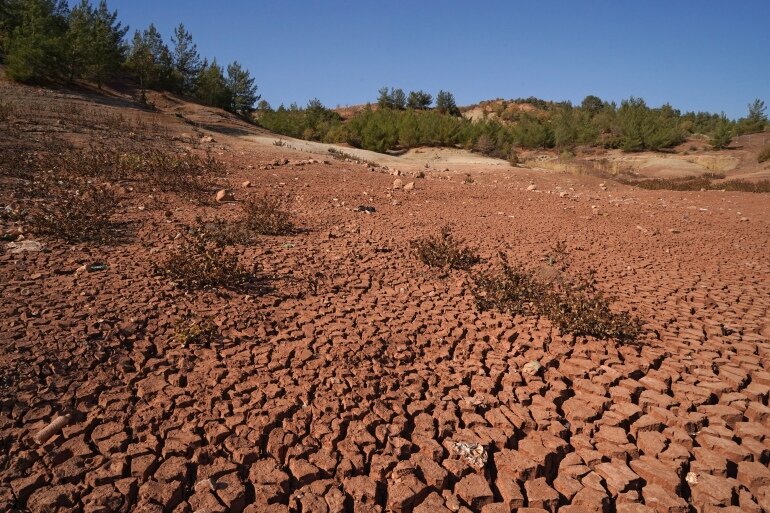 فلّاحون في شمال العراق يهجرون أرضهم بسبب الجفاف An general view shows dry and cracked soil at Zawita Dam, located about 20 km from the northern Iraqi city of Dohuk in the autonomous Kurdish region, on November 12, 2021. (Photo by Ismael ADNAN / AFP)