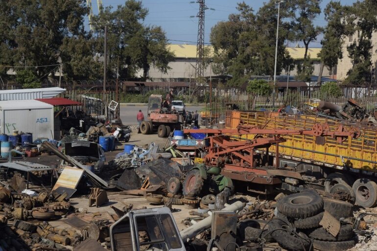 002-9 داخل أرض بورة التي تجمع أطنانا من مواد الخردة شمال لبنان - الجزيرة