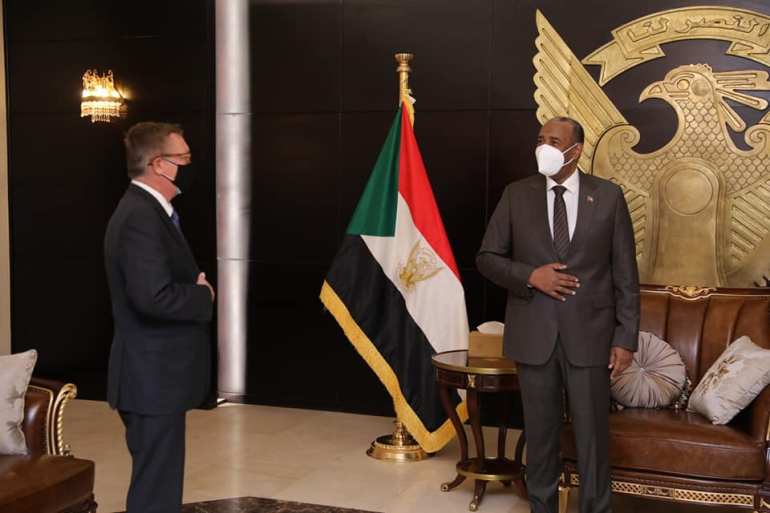 الصور من صفحتي مجلس السيادة والوزراء بفيسبوك للقاءات المبعوث الاميركي للقرن الافريقي جيفري فيلتمان مع رئيس مجلس السيادة عبد الفتاح البرهان ونائبه محمد حمدان دقلو ورئيس مجلس الوزراء عبد الله حمدوك في مايو/أيار الماضي.