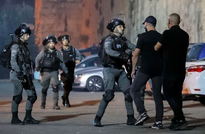 إصابات بقمع الاحتلال محتجين قرب مقبرة بالقدس (شاهد)