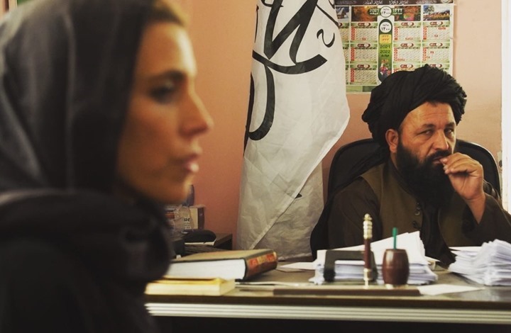 "صورة بألف كلمة" لمسؤول بوزارة "الأمر بالمعروف" بأفغانستان