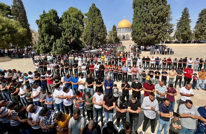 آلاف يستجيبون لدعوات الحشد بالأقصى.. واعتقالات (شاهد)
