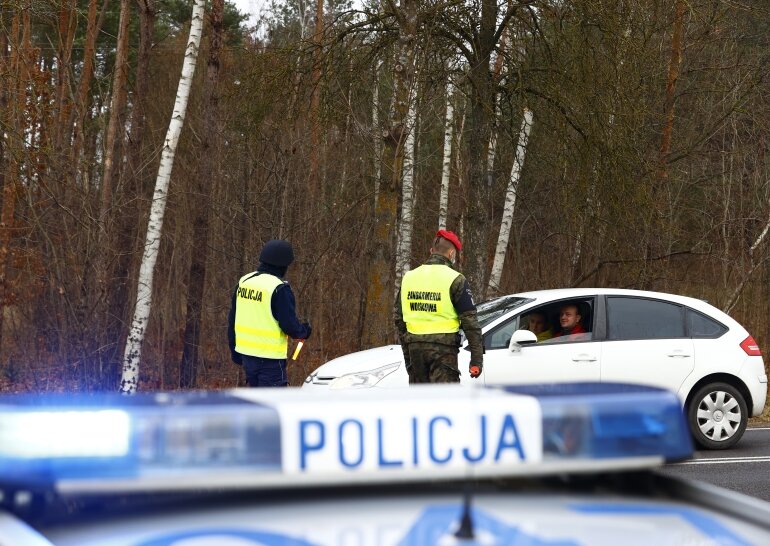 26107413 Polish security forces guard the border as irregular migrants stuck in Belarus