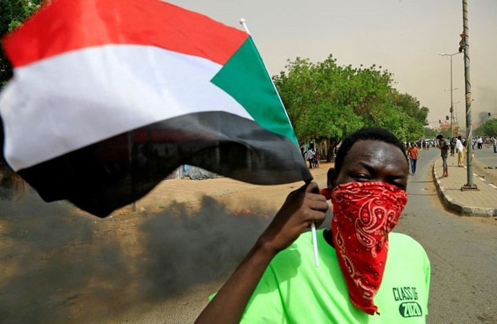 دعوات سودانية للتظاهر.. والبرهان: سنحمي الفترة الانتقالية