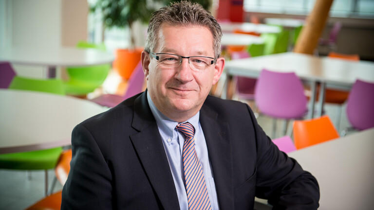 طعن عمدة بلجيكي في الرقبة