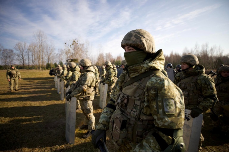 rtxjuqxc-1 Ukrainian borderguards line up at the border with Belarus in Volyn region