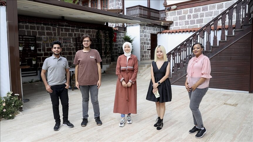 تركيا.. طلاب دوليون ينظمون حملة لدعم جهود مكافحة الحرائق