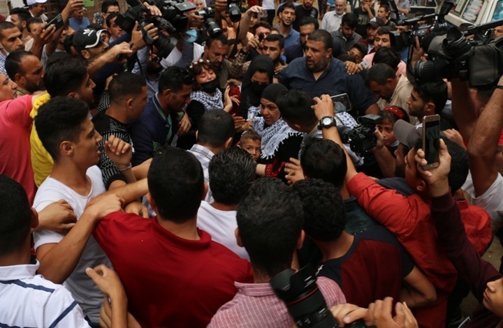 المحررة أبو كميل تجتمع بأطفالها بغزة بعد منع الاحتلال وصولها