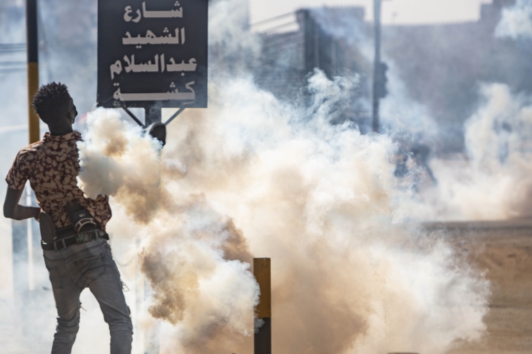 Security forces intervene in demonstrators in Sudan