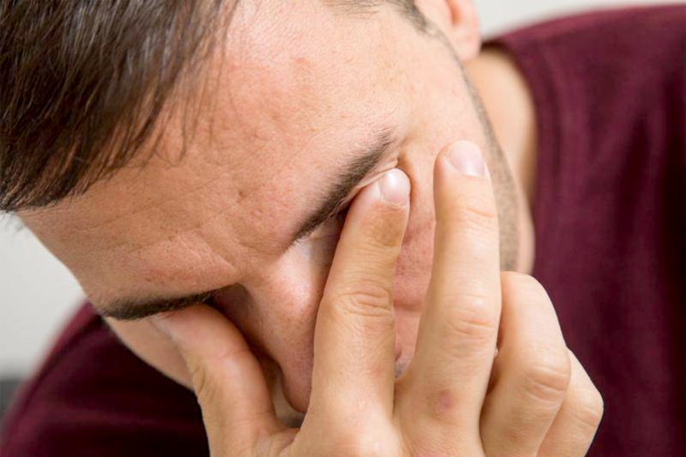 mediaObjects_20211203_14_29_45_71874254.jpg ما هو التهاب ملتحمة العين؟ برلين 2 كانون أول/ديسمبر (د ب أ) – قال المركز الاتحادي للتوعية الصحية إن التهاب ملتحمة العين هو التهاب يصيب الملتحمة، وهي الطبقة الخارجية للعين والسطح الداخلي للجفن.