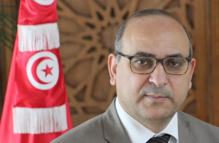 8202122175044855-1 نائب تونسي يبيع كتبه وأخرى بلا علاج بسبب تجميد البرلمان