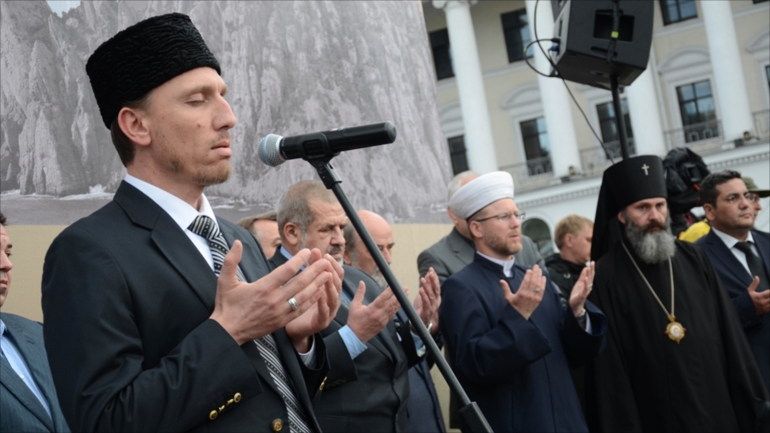 أوكرانيا - كييف - 18 مايو 2016 - مظاهرة إحياء الذكرى 72 لتهجير تتار القرم - الدعاء لمن قتل أثناء عملية التهجير