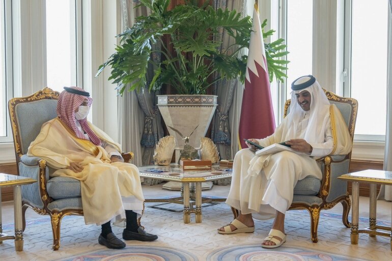 سمو الأمير يتسلم رسالة خطية من أخيه خادم الحرمين الشريفين الملك سلمان بن عبدالعزيز آل سعود ملك المملكة العربية السعودية الشقيقة تتصل بالعلاقات الأخوية الوطيدة وسبل دعمها وتعزيزها سلمها صاحب السمو الأمير فيصل بن فرحان وزير الخارجية السعودي