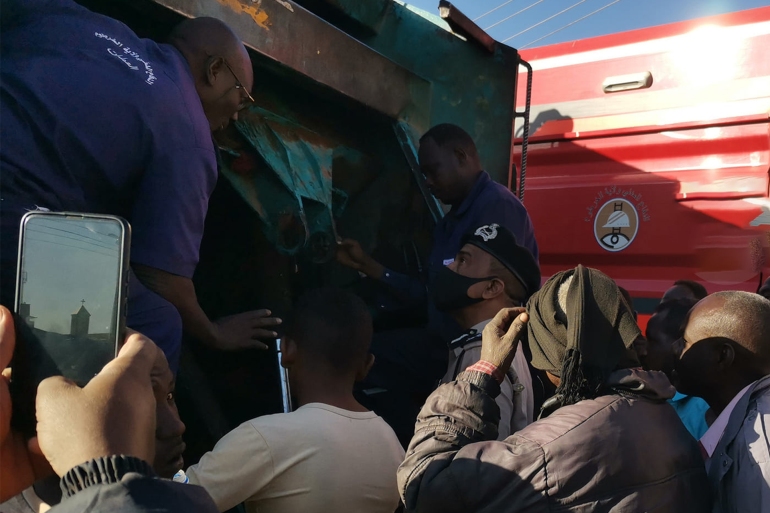 السودان/ مقداد خالد/ تقرير الطفل السوداني الذي ابتلعته عربة النفايات المصدر: مواقع التواصل الروابط: https://www.facebook.com/permalink.php?story_fbid=1346426929170744&id=100014103496261 https://www.facebook.com/photo?fbid=481906343579929&set=pcb.481907690246461 https://www.facebook.com/permalink.php?story_fbid=4931828403503953&id=100000305250205 https://twitter.com/obeidali/status/1493490925401788417/photo/1