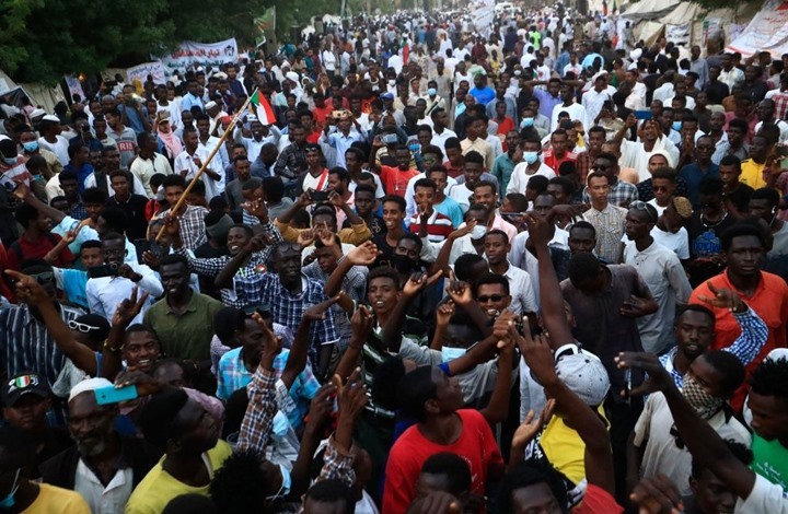 ترقب بالسودان لـ"مليونية" فريق حمدوك.. ومخاوف من صدامات