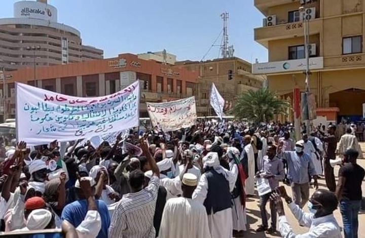 محتجون ضد "قوى التغيير" يقتحمون مقر وكالة "سونا" (شاهد)