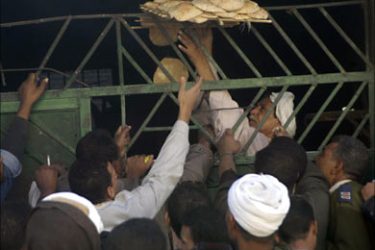 خبراء : استمرار  "أزمة الخبز" قد يطيح  بالحكومة  المصرية