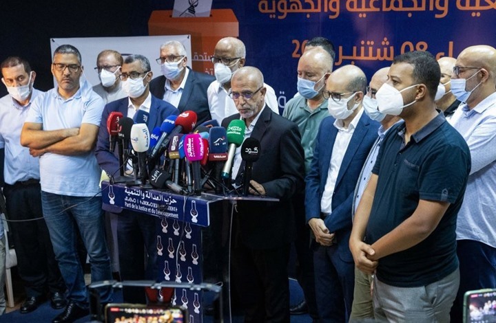 العدالة والتنمية المغربي يعلق عضوية 3 نواب لهذا السبب