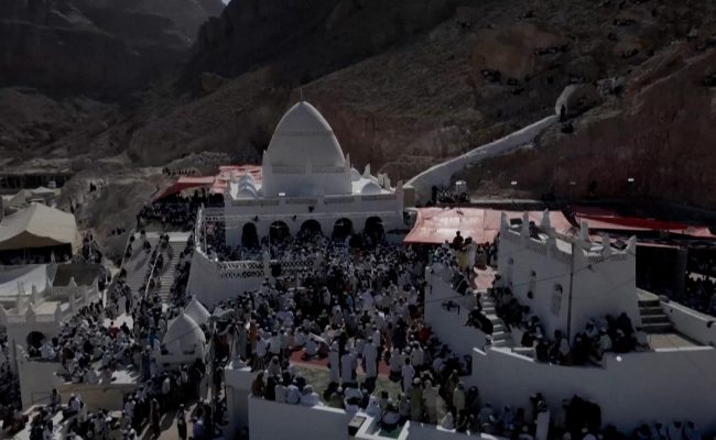 اين يتواجد قبر النبي هود