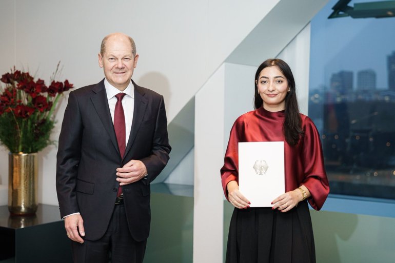 fgg9zqsxsakl6pb-1 الشابة ريم العبلي ذات الأصول العراقية وزيرة دولة لشؤون الهجرة في الحكومة الألمانية.الصورة من صفحتها على تويتر