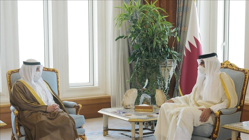 أمير قطر يبحث مع وزير خارجية الكويت قضايا ثنائية وإقليمية