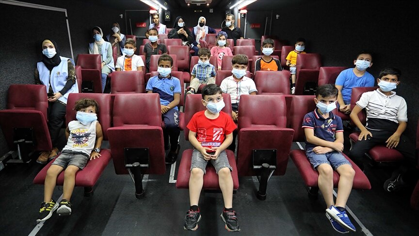 لأول مرة.. "باص" يتحول إلى سينما متنقلة تجوب غزة