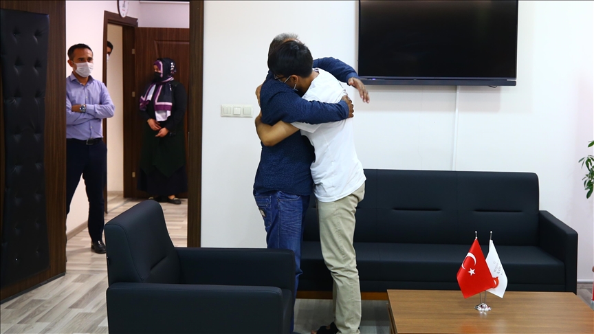 "نوشهر" التركية.. أفغاني يلتقي والده بعد فراق 10 أعوام (قصة إنسانية)