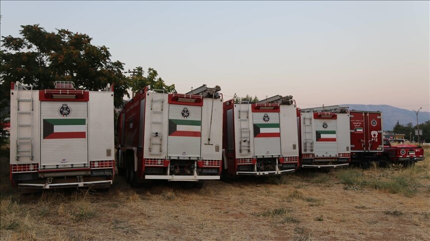 الكويت تهدي تركيا 6 سيارات إطفاء بمعداتها