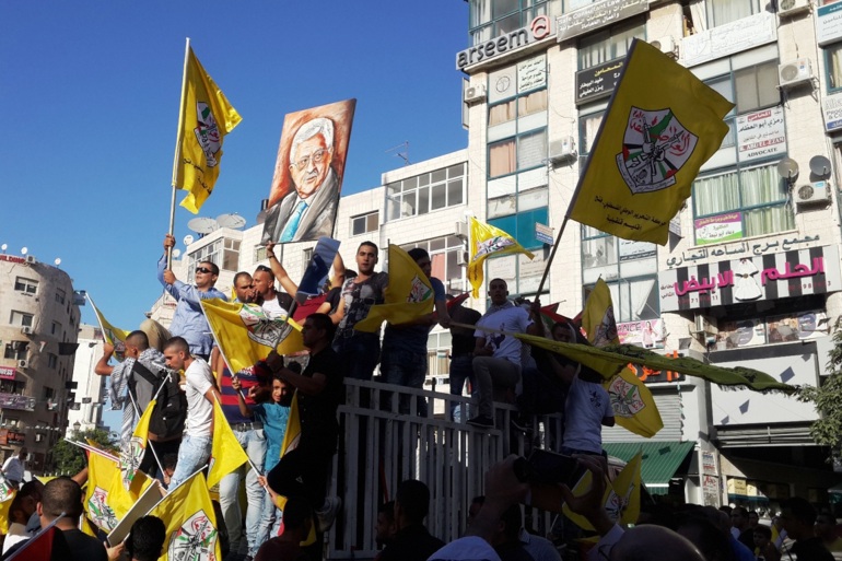 001 فلسطين رام الله 4 اكتوبر 2016 أنصار حركة فتح يرفعون صورة للرئيس محمود عباس