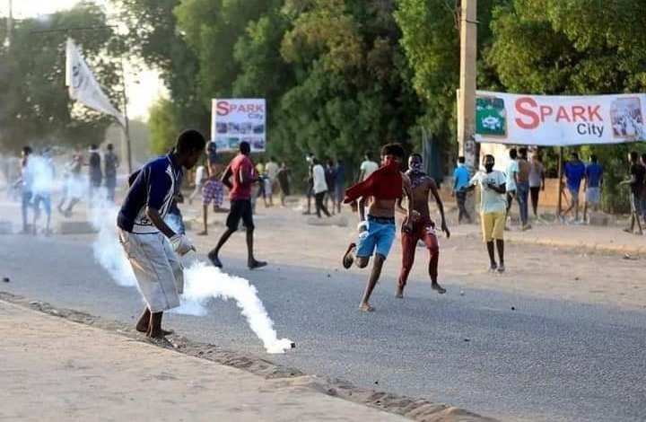 عصيان مدني مستمر بالسودان وتحشيد لمليونية السبت (شاهد)