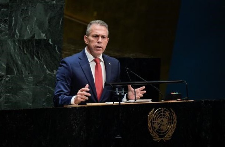 مندوب الاحتلال يمزق تقريرا أمميا يدين الجرائم بحق الفلسطينيين